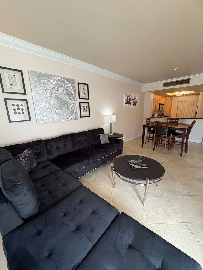 Foto del edificio - Long or short term available!  Live in luxury in this fully furnished 2 bedroom condo.