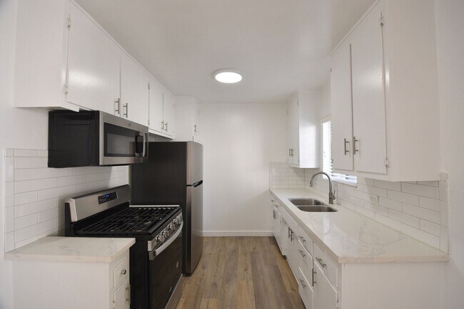 Foto del edificio - 6152 Woodman Ave