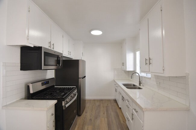 Building Photo - 6152 Woodman Ave