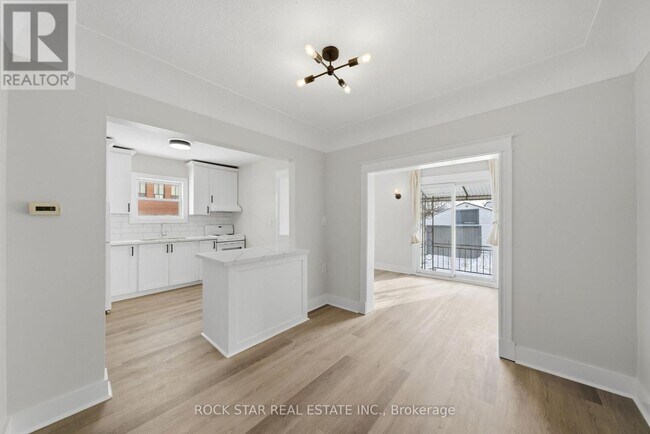 Building Photo - 1198 Dunsmure Rd