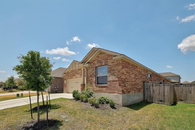 Building Photo - 1220 Matt Ln