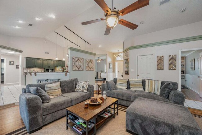 Building Photo - Luxurious 4 Bed/2.5 Bath Home with Stunnin...