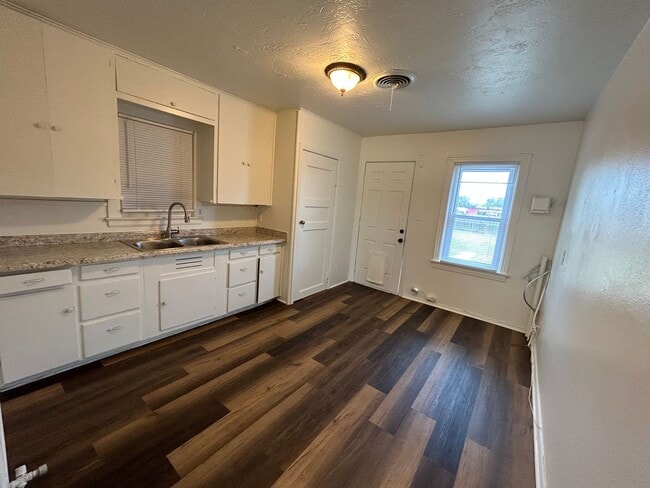 Building Photo - Spacious 2 bedroom with a garage and big b...