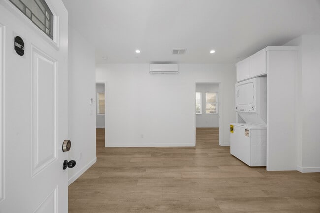 Building Photo - 308 N Catalina Ave