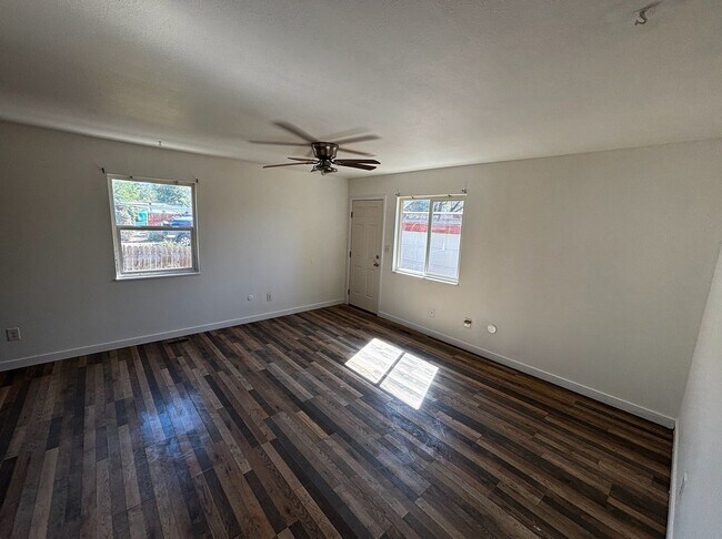 Foto del edificio - 910 E 9th St