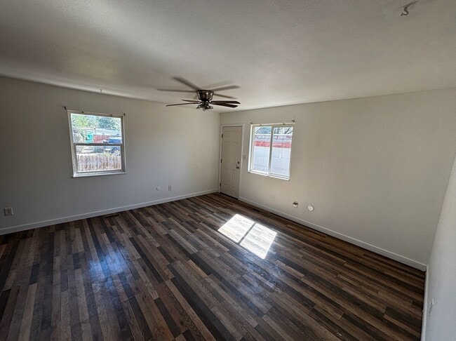 Building Photo - 910 E 9th St