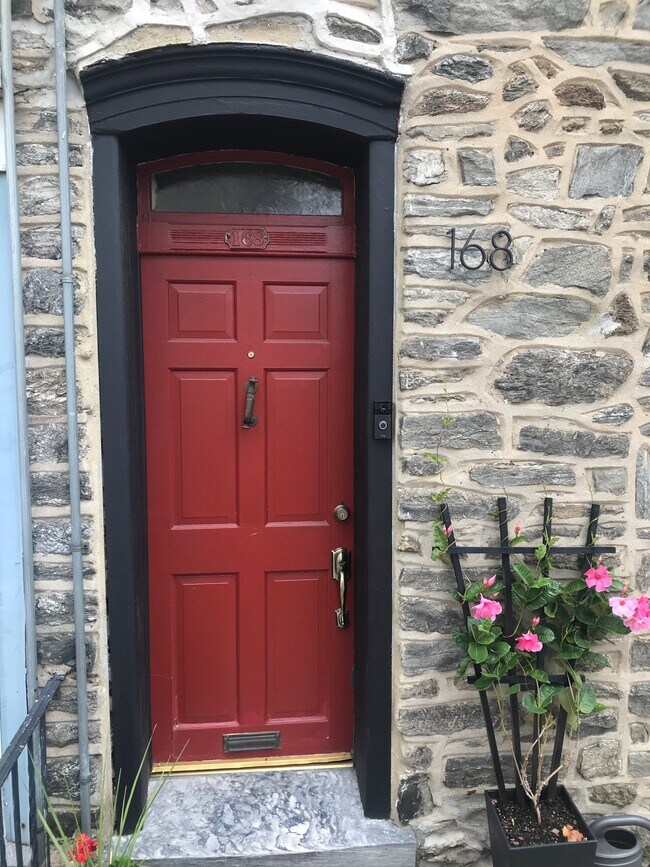 Welcome home! - 168 Dupont St