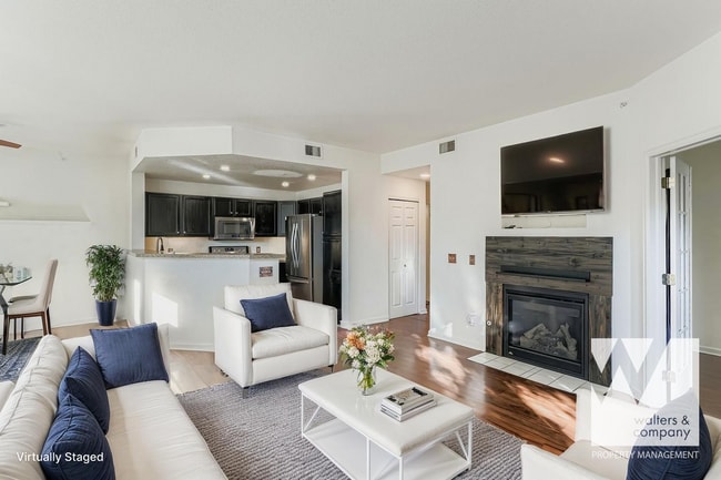 Foto del edificio - Light Filled Top-Floor Unit w/ Covered Parking in Gated Community