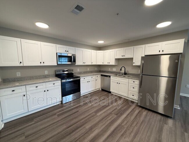 Foto del edificio - 7085 Hanesbrook Cir