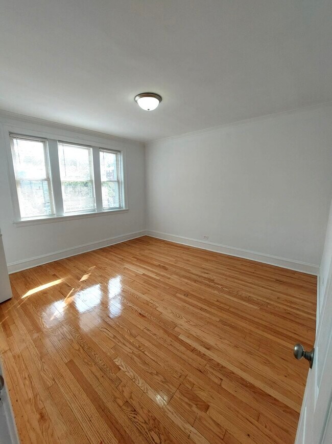 Building Photo - 4808 W Barry Ave