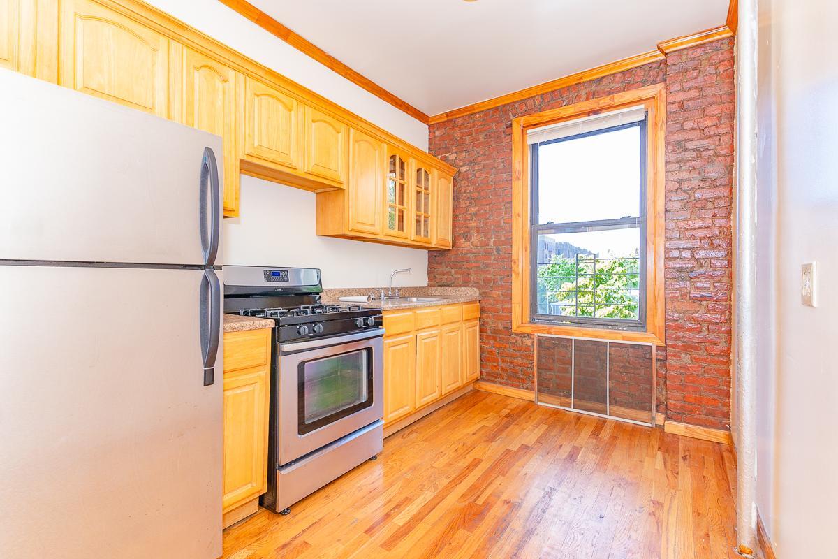 Primary Photo - 281 Crown St