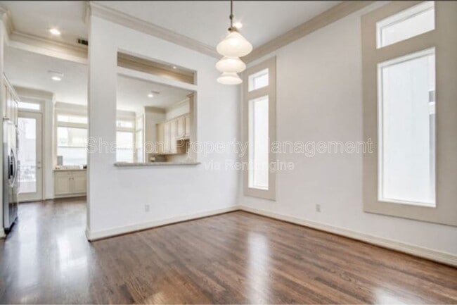 Building Photo - 1515 Hyde Park Blvd