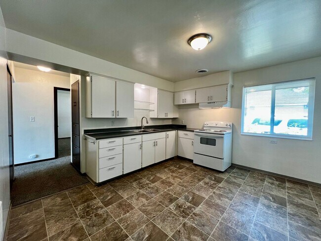 Foto del edificio - 1131-1133 Stewart Ave