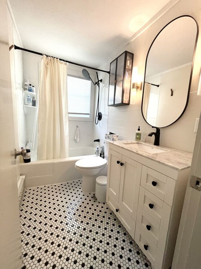 Building Photo - Impeccably maintained & updated 3 bedroom ...