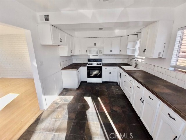 Building Photo - 4465 W 142nd St