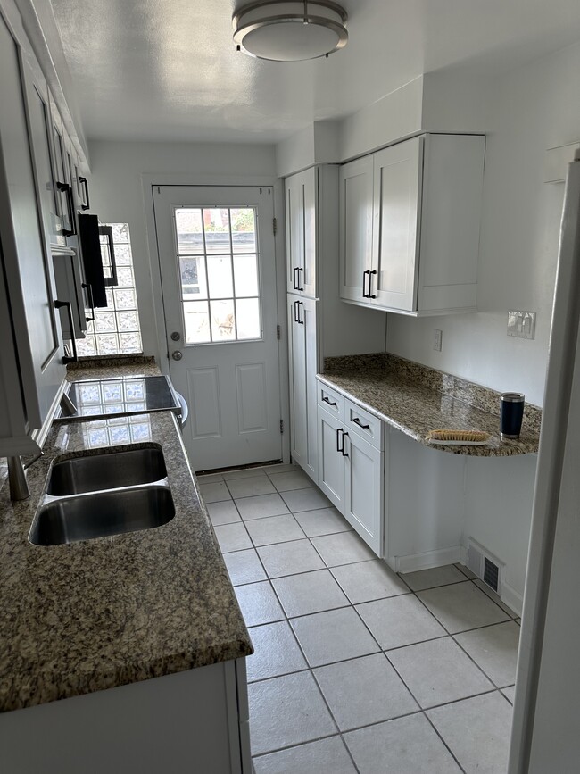 Building Photo - 364 Broadmoor Ave
