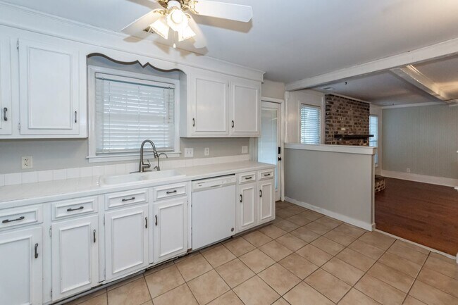 Foto del edificio - 765 Leafwood Rd