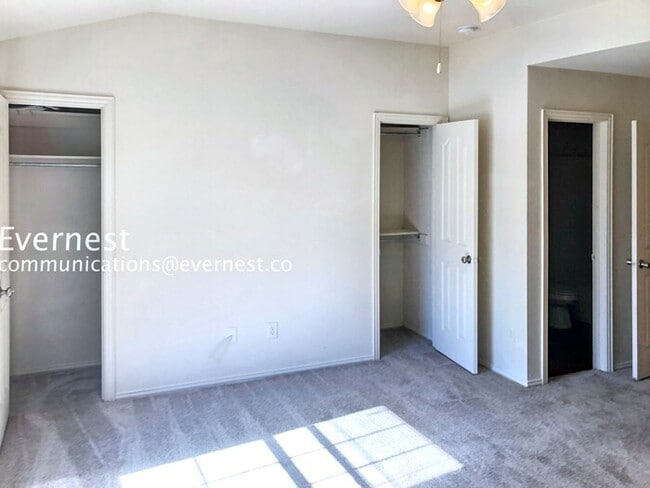 Building Photo - 246 Creek Cove Dr