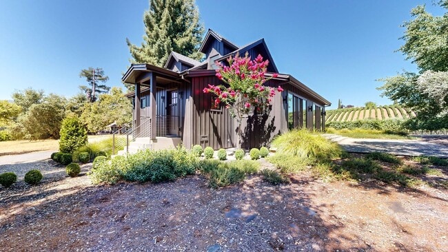 Building Photo - Luxury 3 Bedroom 2.5 Bath with 2 Car Garag...