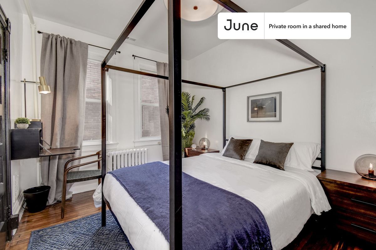 Foto principal - Private bedroom in 3 bed/2 bath Home