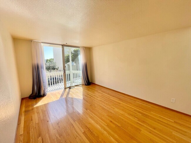 Foto del edificio - NOPA 3 Level 2br/2ba Townhouse Style Condo w/Garage, Laundry, Deck - PROGRESSIVE