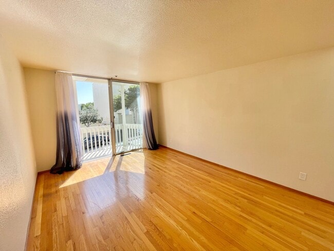 Building Photo - NOPA 3 Level 2br/2ba Townhouse Style Condo w/Garage, Laundry, Deck - PROGRESSIVE