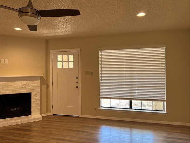 Building Photo - 503 Algerita Dr