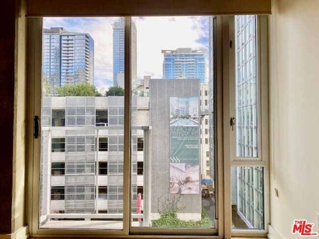 Foto del edificio - 645 W 9th St