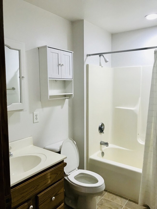 baño - 100 S Rochester St