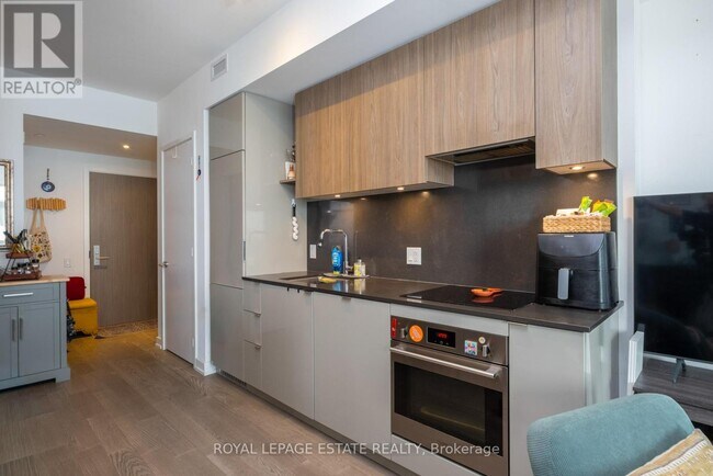 Photo du bâtiment - 161 Roehampton Ave