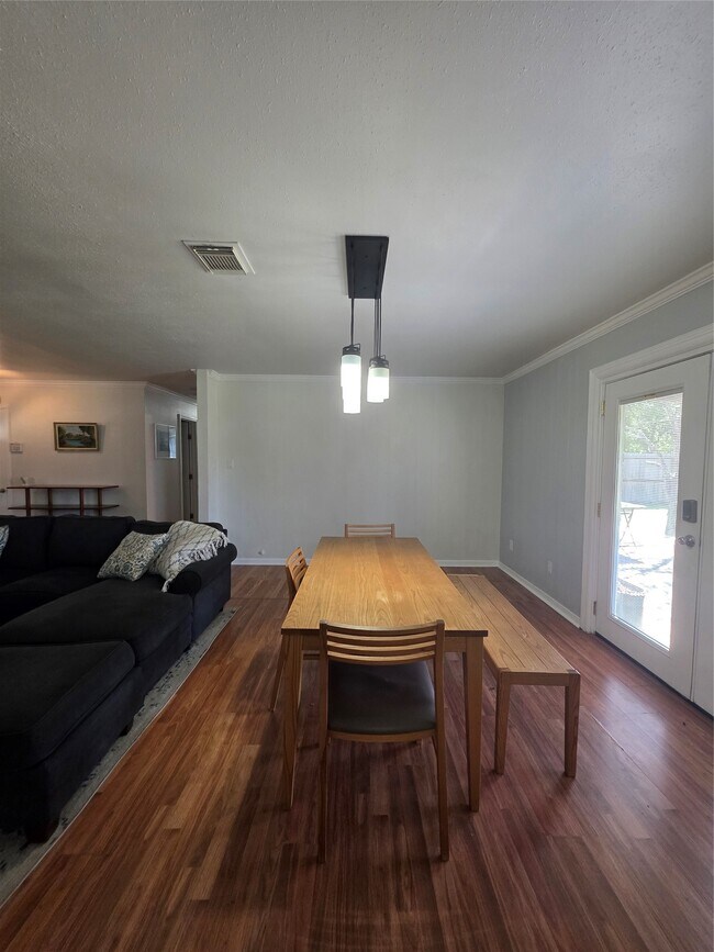 Foto del edificio - 1703 Cypress Dr