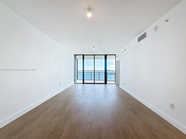 Foto del edificio - 700 NE 24th St