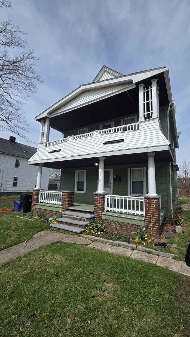 Building Photo - Spacious 1-Bed Duplex with French Doors to Master Bedroom