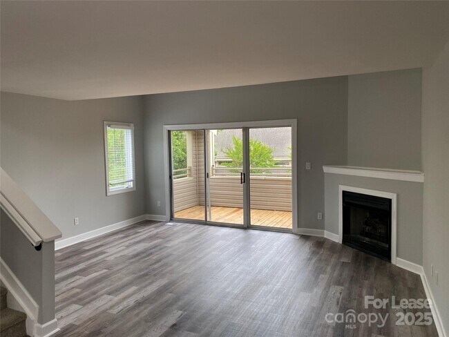 Foto del edificio - 14550 Waterside Dr