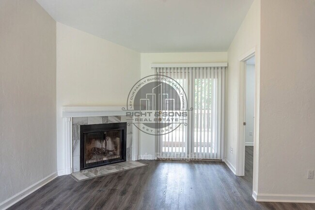 Foto del edificio - 3223 Albert Dr
