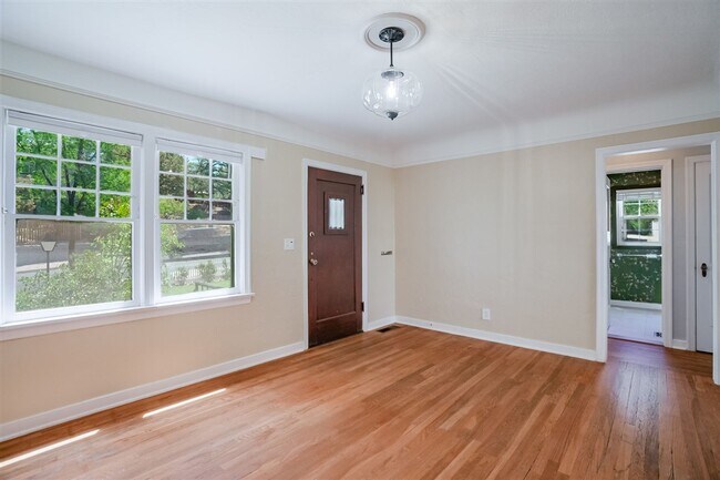Foto del edificio - Live on Historic Park Avenue in this 2 Bed 1.5 Bath Single Family Home!