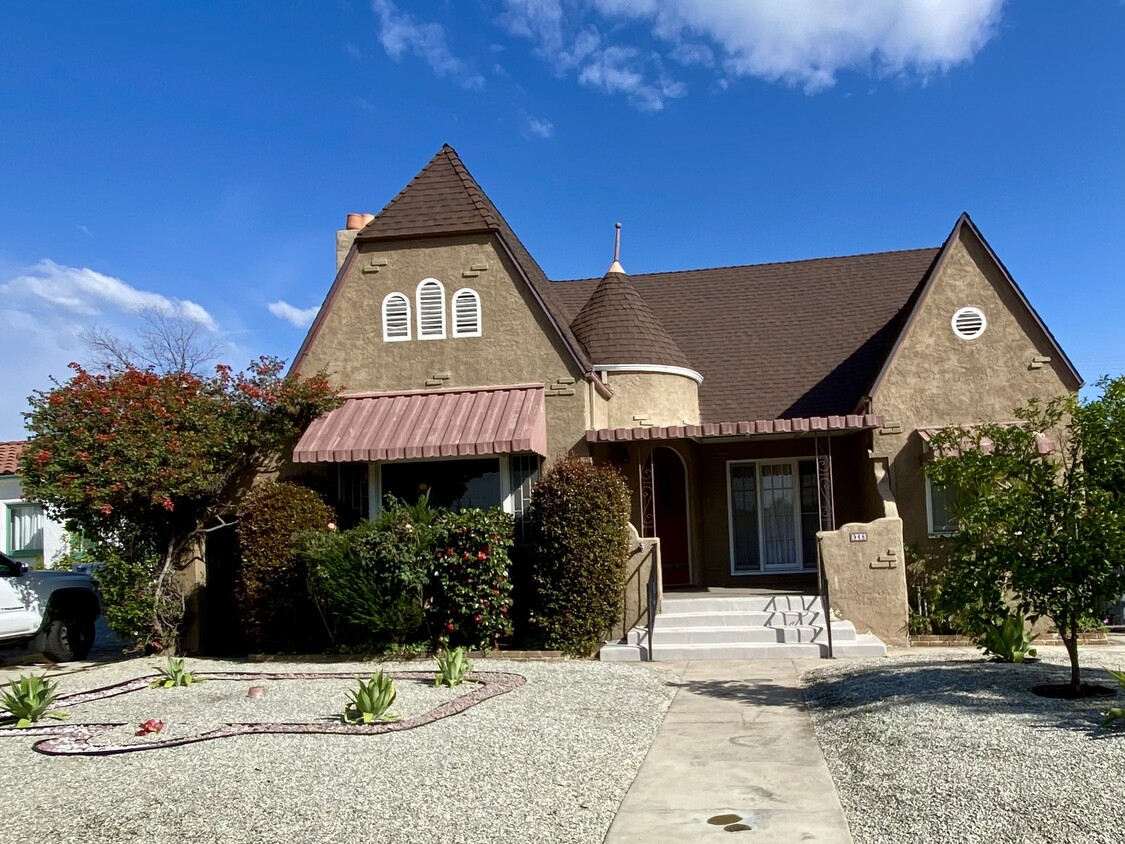 English Tudor home with lots of character - 948 N Howard St