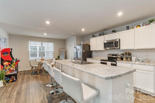 Foto del edificio - 5048 Downhaul Dr