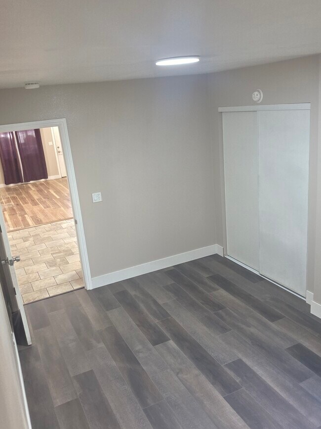 Building Photo - 956 E 55th St