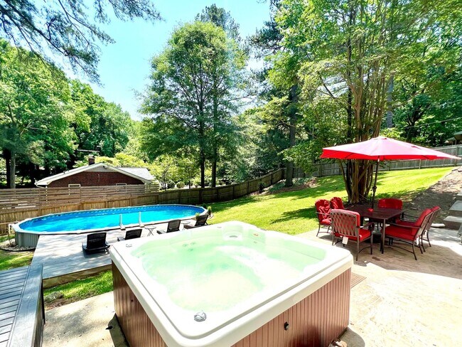 Building Photo - FURNISHED: Large 6 Bdrm,2 Kitchens,Foosbal...