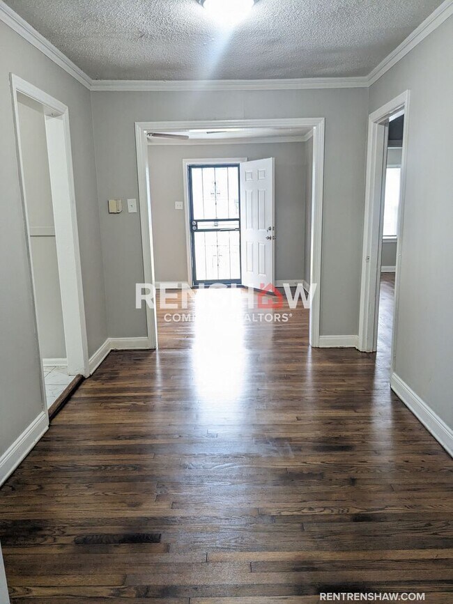 Building Photo - 1061 Walthal - Move in Ready