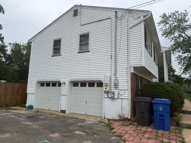 Building Photo - 536 Skylark Dr