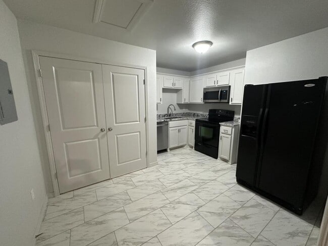 Building Photo - 1619 N Vinita Ave