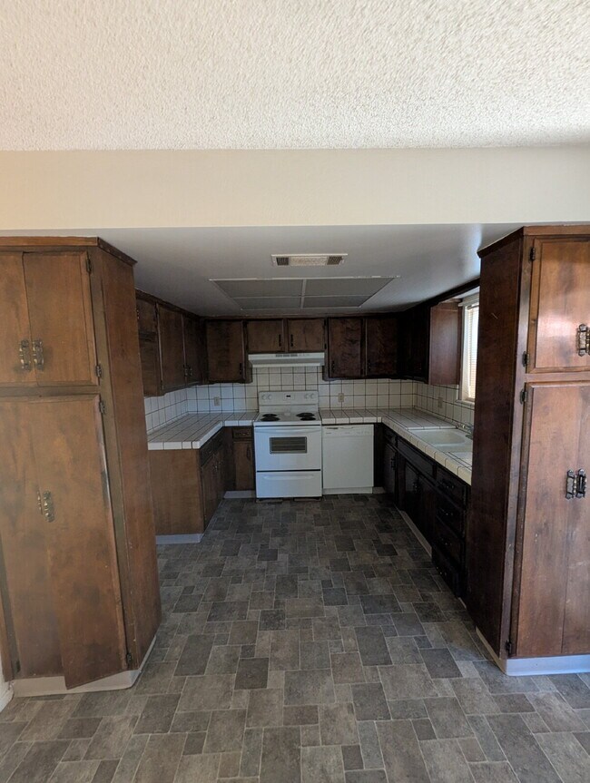 Building Photo - Charming 2-Bedroom Retreat in Visalia's Heart!