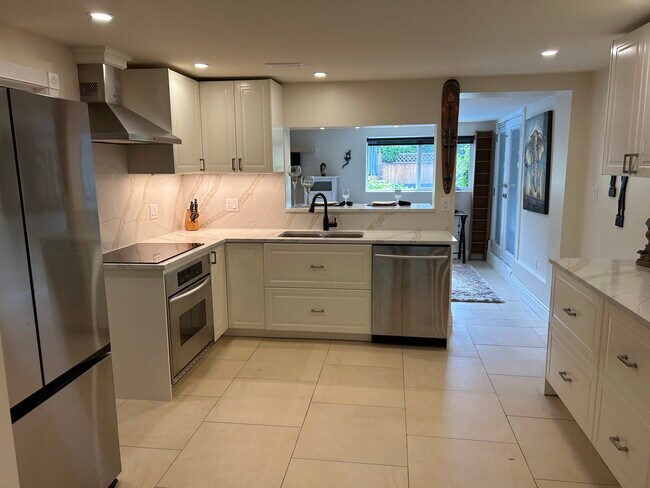 Building Photo - 9211 Chapmond Cres