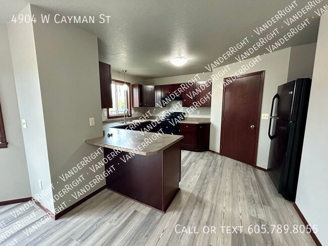 Building Photo - 4904 W Cayman St