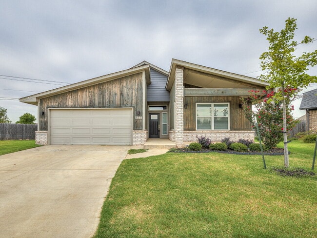 Building Photo - Modern Home on Large Lot!