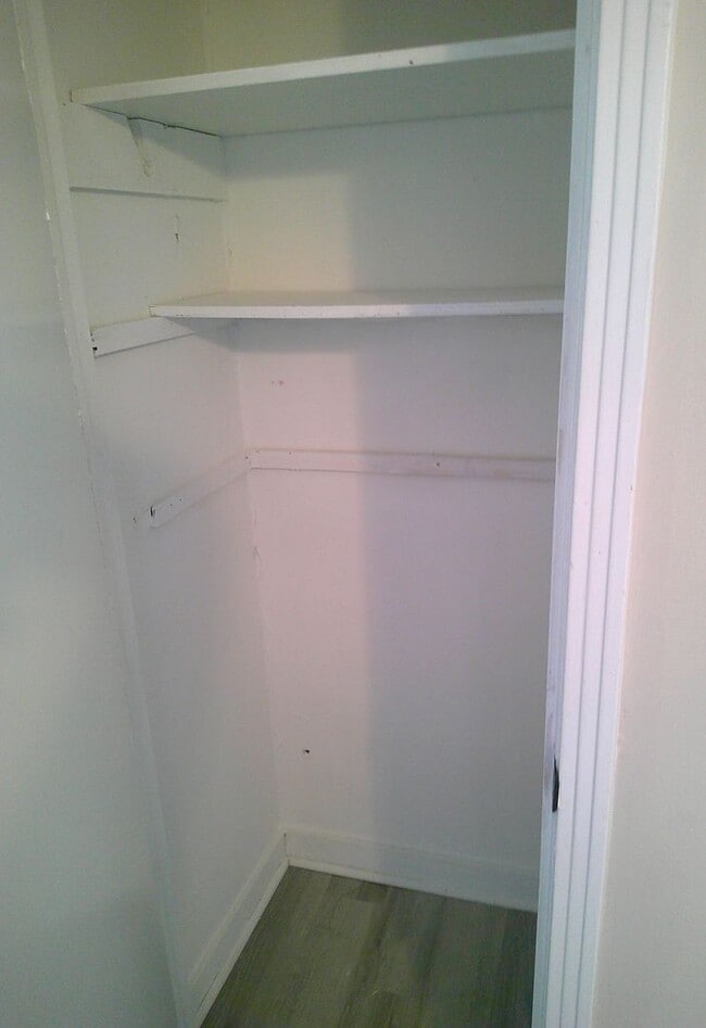 Building Photo - MOVE IN SPECIAL!**** 1/2 OF 1ST MONTH RENT...