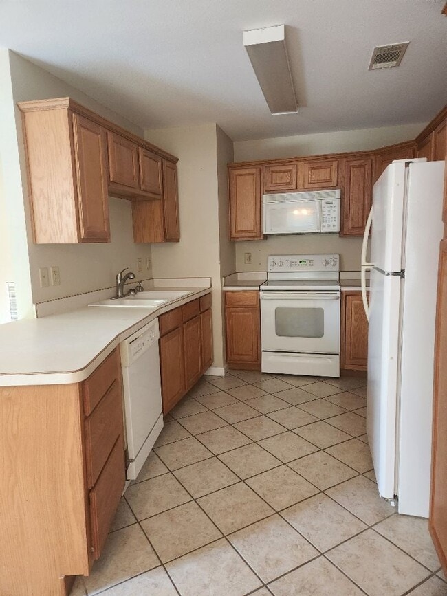 Building Photo - 2/2 Lower Unit Condo