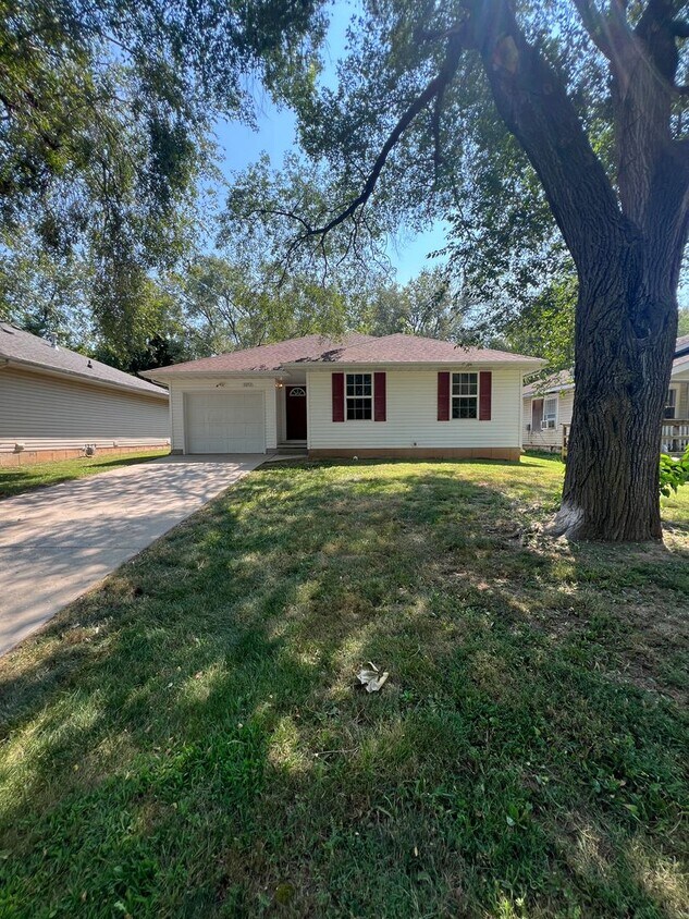 Primary Photo - 3 bedroom/2 bath house with one car garage